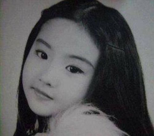 女星從小美到大，童年照打臉整容爭議