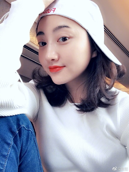 景甜曬自拍潮范兒不失清純 求解鎖新POSE
