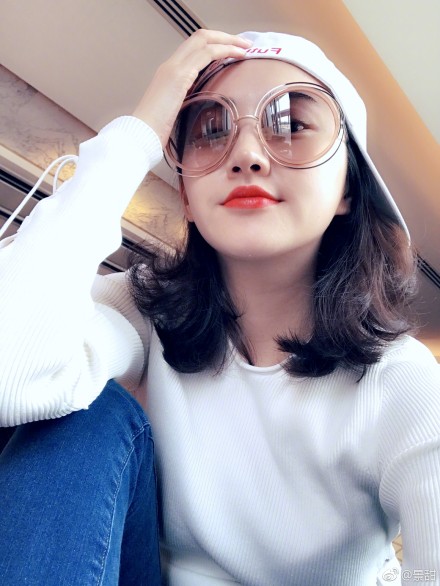 景甜曬自拍潮范兒不失清純 求解鎖新POSE