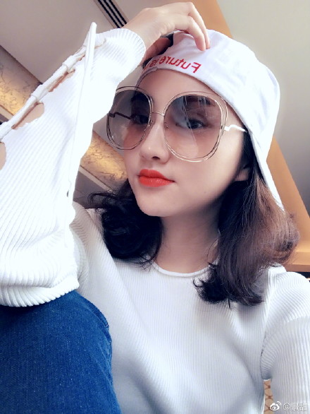 景甜曬自拍潮范兒不失清純 求解鎖新POSE