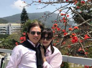 41歲“雙兒”與老公穿情侶裝賞花 兩人相互依偎甜蜜爆表