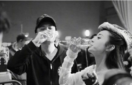 好酒量！《女兒國》趙麗穎馮紹峰殺青豪放拼酒