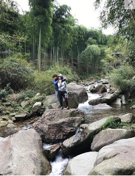 蔡少芬張晉同游農(nóng)家樂秀恩愛 娘娘的肚子成亮點(diǎn)