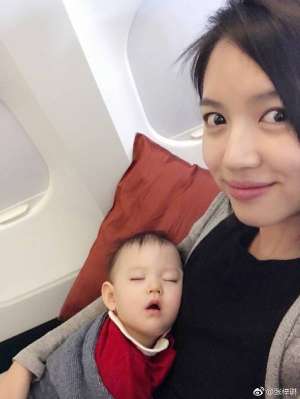 張梓琳抱著女兒說這種話 網友都不服氣了！