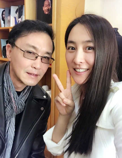 “達康書記”美顏后超水嫩 身邊的女星秒變迷妹
