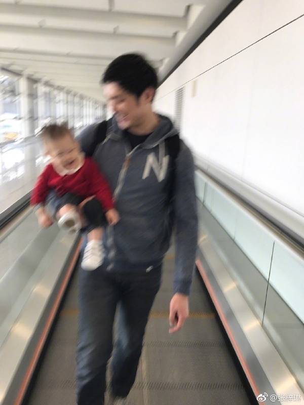 張梓琳抱著女兒說這種話 網友都不服氣了！