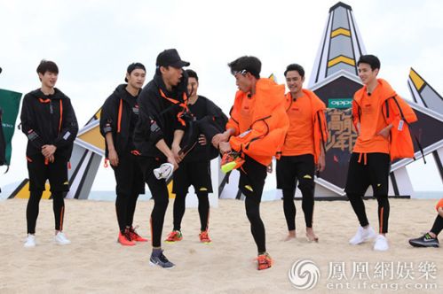 《高能少年團》王俊凱張一山劉昊然玩斗雞慘遭“碰瓷”