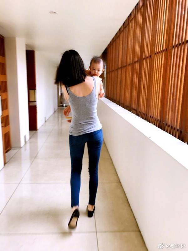 張梓琳抱著女兒說這種話 網友都不服氣了！