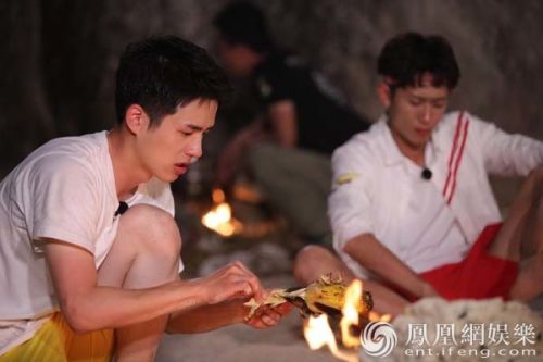 《高能少年團》王俊凱劉昊然張一山體驗孤島生存 同啃焦玉米