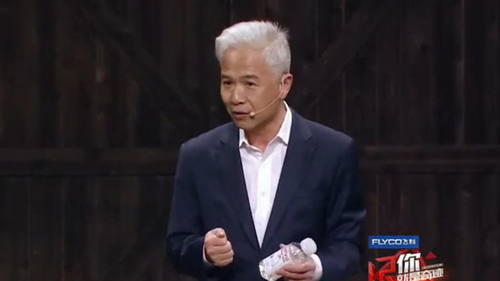 “白發爺爺”介紹鮮榨果汁