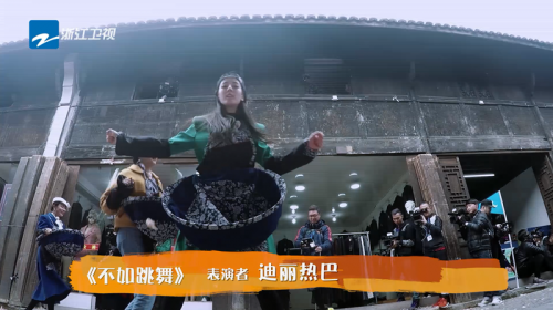 迪麗熱巴玩嗨了！《奔跑吧》狂接雞毛變身熱血漢子