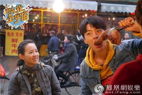 《吃光》天團(tuán)遭“老頑童”男團(tuán)完爆 王青竟與牛舌吻？