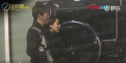 戀情曝光？李云迪夜會神秘女子并一同回家過夜