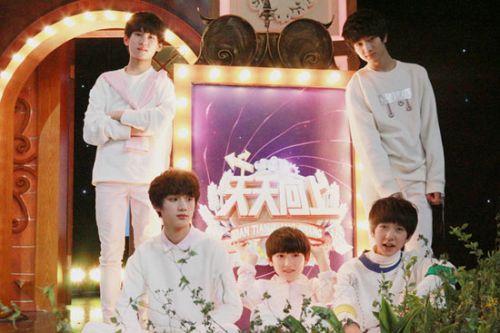 TF家族《天天》首秀 大張偉成孩子王結伴賞花