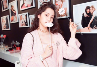 歐陽娜娜舉仙女棒搞怪賣萌 似童話中的小仙女
