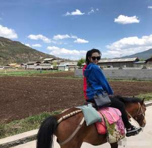 翻版邱淑貞！15歲沈月騎馬 回眸一笑超像媽