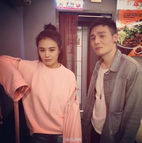 大眼瞪小眼!馬思純李榮浩合影比眼大(圖)