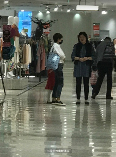 馬伊琍和婆婆逛街 有說有笑關系好