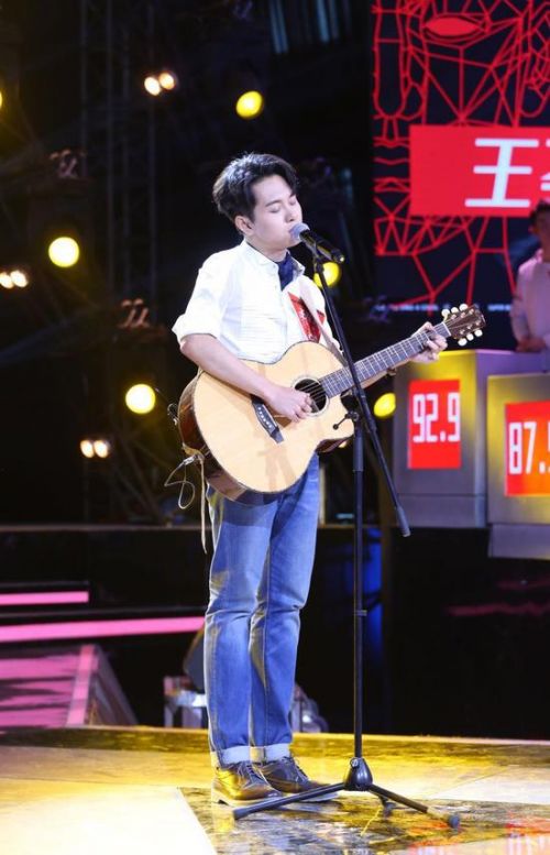迷妹拉橫幅示愛“快男”觸發高校校草集體行動
