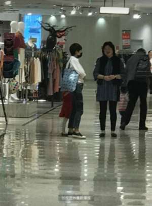 馬伊琍和婆婆逛街 有說有笑關系好