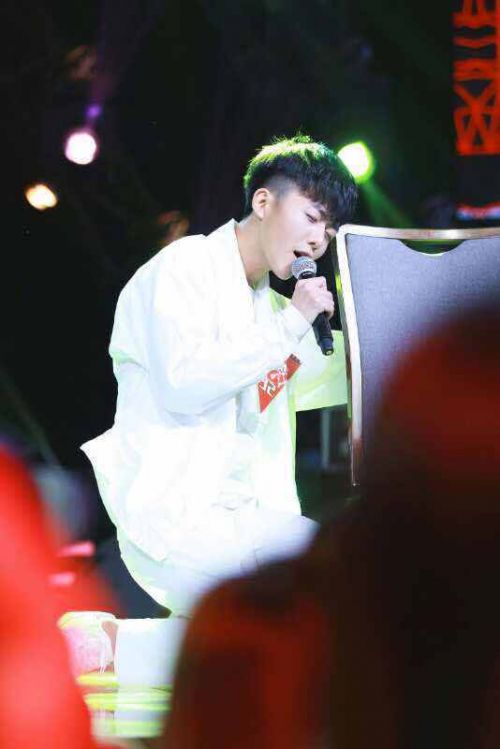 迷妹拉橫幅示愛“快男”觸發高校校草集體行動