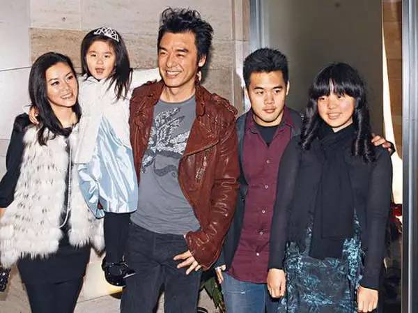 她結(jié)婚后交往5位猛男 導(dǎo)致2個億萬富豪破產(chǎn)！