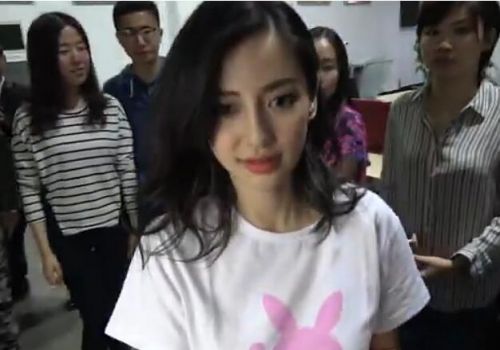 baby復出拍節目 剛剛產子不久辣媽遭到眾多粉絲圍觀