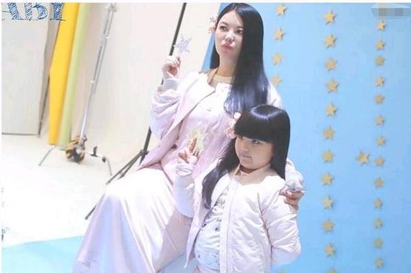 李湘女兒的壓歲錢夠買房子？仍敵不過王艷的兒子