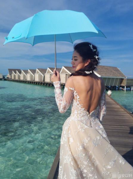 安以軒著深V露美背 上演人妻的誘惑