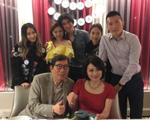 王力宏嬌妻為蕭亞軒等人下廚 依偎老公懷里小秀香肩