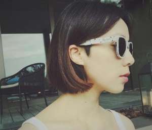 黃磊老婆曬個人照，穿吊帶衣服小露性感