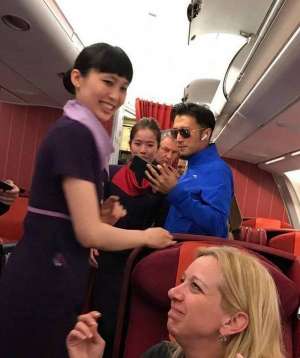 謝霆鋒現身飛機頭等艙 外國友人看到后超興奮