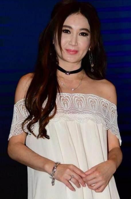 她50歲美貌不輸范冰冰，卻為了這個(gè)男人淡出娛樂圈
