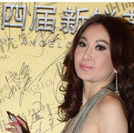 她50歲美貌不輸范冰冰，卻為了這個(gè)男人淡出娛樂圈