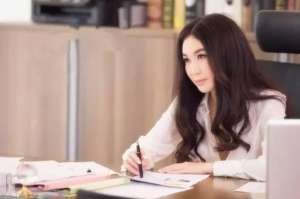 她50歲美貌不輸范冰冰，卻為了這個男人淡出娛樂圈