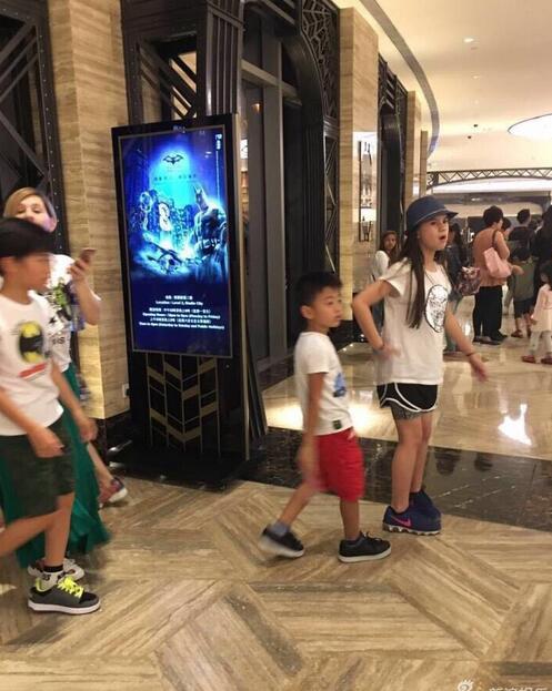 張柏芝五一陪兒子澳門游玩 Lucas和小Q已是大長腿(圖)