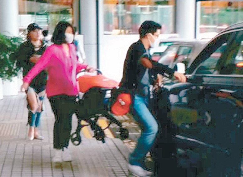 郭晶晶產后火速出院 單手提嬰兒車媽媽力爆棚