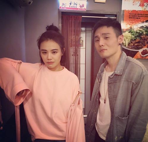 大眼瞪小眼！馬思純李榮浩合影比眼大(圖)