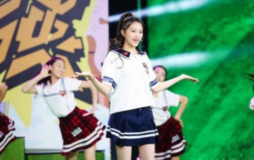 關曉彤五四晚會獻唱活力滿滿 長腿吸睛