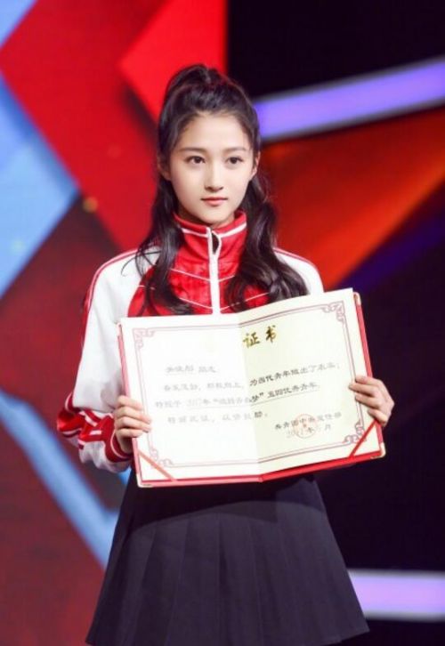 關曉彤五四晚會獻唱活力滿滿 長腿吸睛