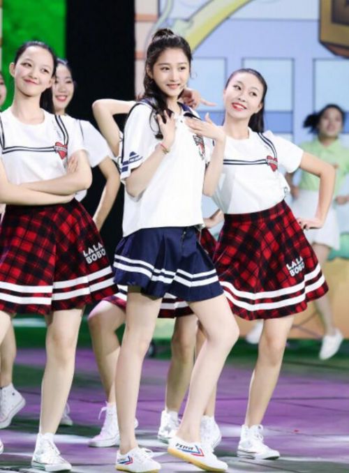 關曉彤五四晚會獻唱活力滿滿 長腿吸睛