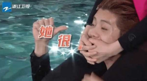 《奔跑吧》撕名牌大戰 心疼鹿晗受傷了節目組也不解釋