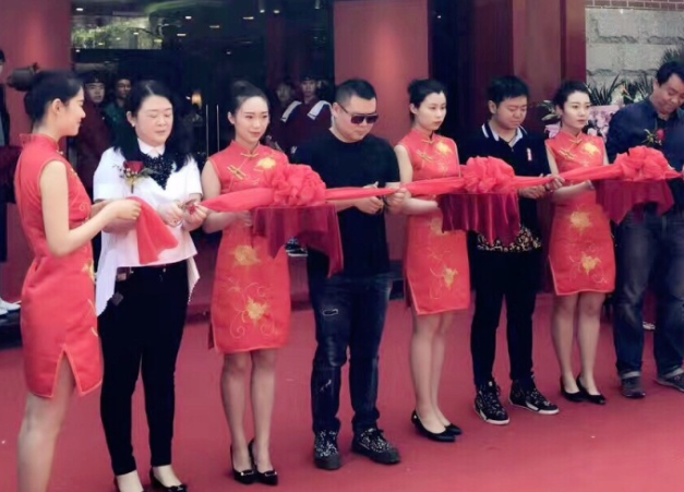 岳云鵬飯店開張現身剪彩 戴墨鏡嚴肅變“霸道總裁”