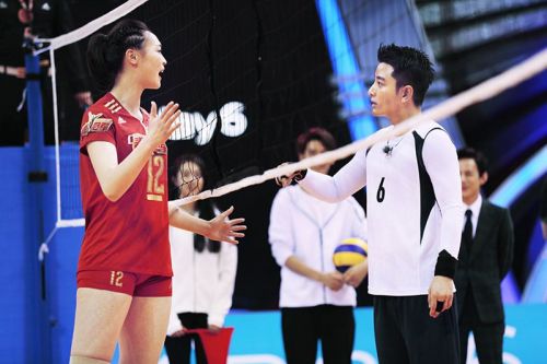 《來(lái)吧冠軍2》中國(guó)女排再鑄榮耀 何炅賈乃亮宋茜引領(lǐng)全民健身