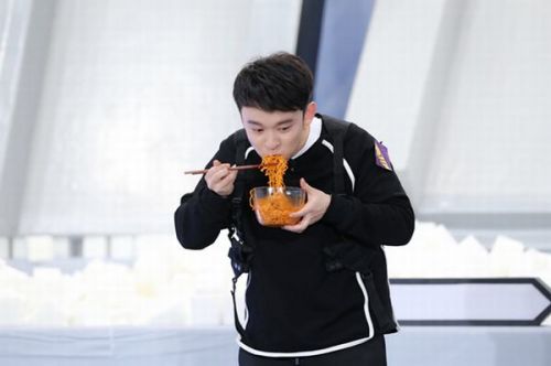 花式躺贏！董子健《高能少年團》出奇招以癱致勝