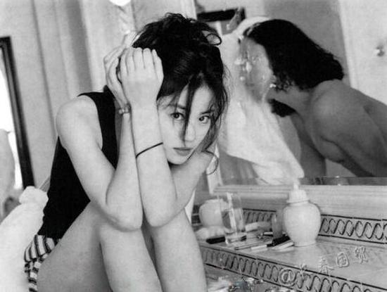 王菲青澀舊照曝光，旁邊的男人是竇唯嗎？