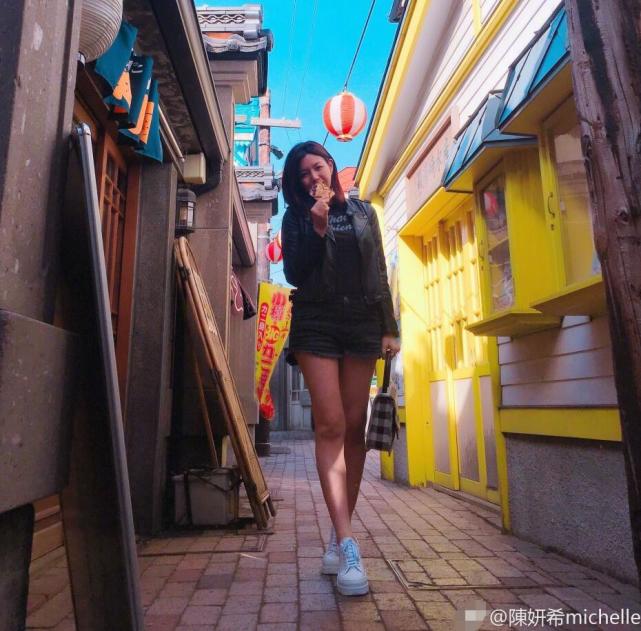 辣媽陳妍希拿餅遮臉拍照 自稱氣場1米8