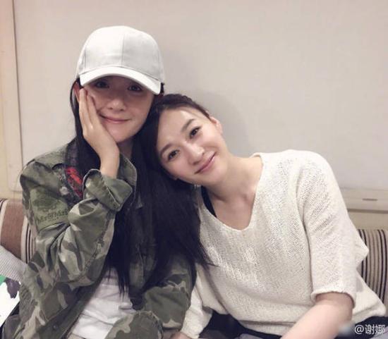 姐妹情深!謝娜探班李小冉為其慶生 趁機過了把導演癮