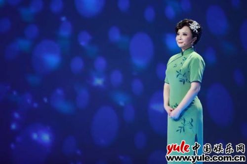 《笑聲傳奇》蔡明秀性感好身材 復(fù)古旗袍裝曼妙動(dòng)人