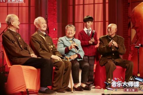 《音樂大師課》10歲小澤禹催淚獻唱92歲老兵 朱軍班級獲獎章